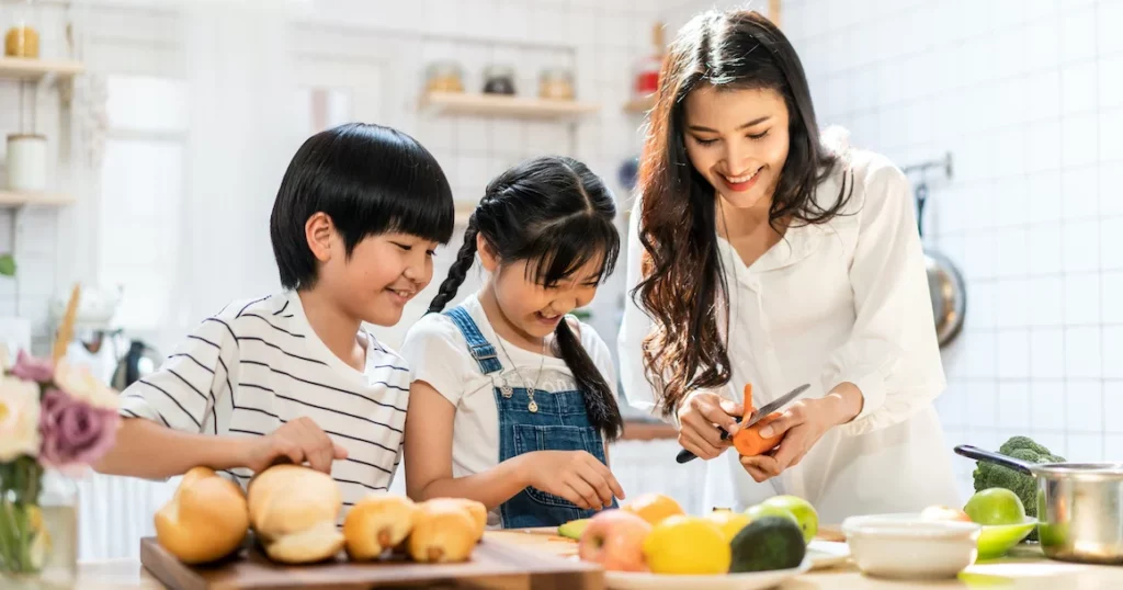 Mère qui cuisine avec ses enfants