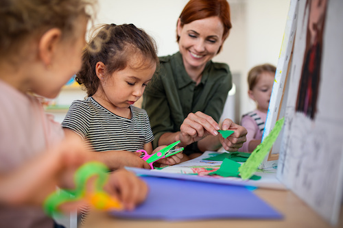 ATSEM et enfants en école maternelle