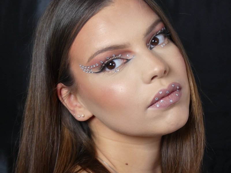 Pose de strass élève YouSchool maquillage