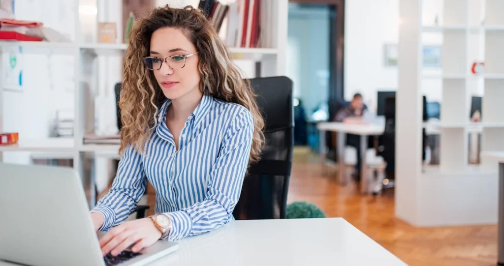 Secrétaire compétente au travail