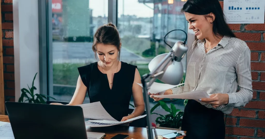 Assistante ou secrétaire, ces deux métiers ont des différences : rôles, compétences, emploi, formation...